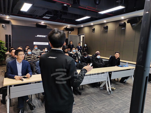 BOSE 技術工程師張永奎為來賓們詳細介紹會場中的BOSE音響產品 BOSE 技術工程師張永奎為來賓們詳細介紹會場中的BOSE音響產品