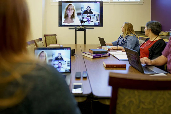 多代社群齊聚的古老教堂使用Bose vb1開(kāi)會(huì)場(chǎng)景 多代社群齊聚的古老教堂使用Bose vb1開(kāi)會(huì)場(chǎng)景