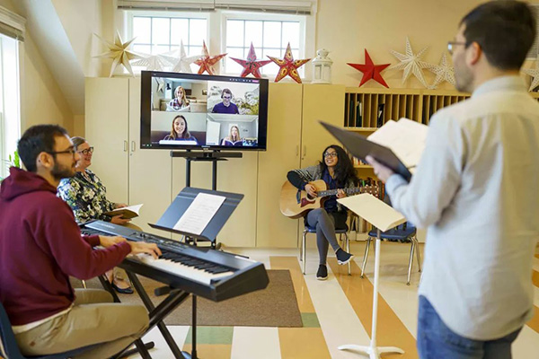 多代社群齊聚的古老教堂使用Bose vb1開(kāi)會(huì)場(chǎng)景2 多代社群齊聚的古老教堂使用Bose vb1開(kāi)會(huì)場(chǎng)景2