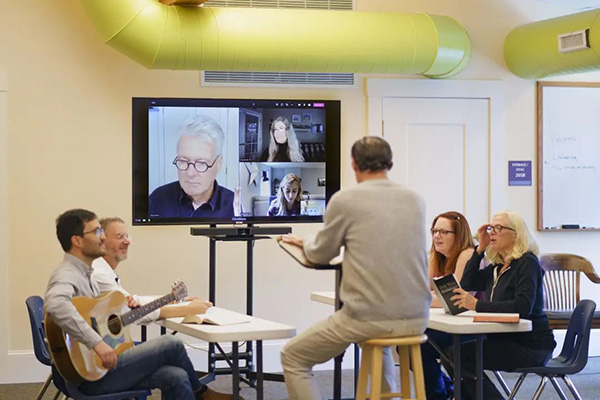 多代社群齊聚的古老教堂使用Bose vb1開(kāi)會(huì)場(chǎng)景3 多代社群齊聚的古老教堂使用Bose vb1開(kāi)會(huì)場(chǎng)景3